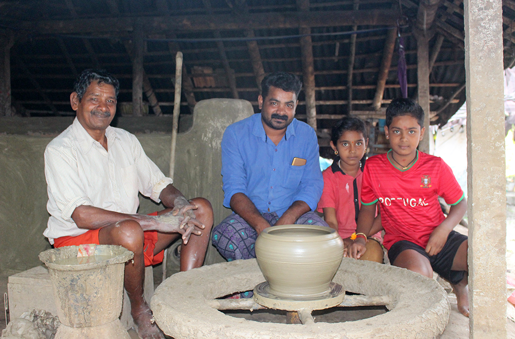 A potter and his family – The story of the earthen tableware in the Uravu Bamboo Grove